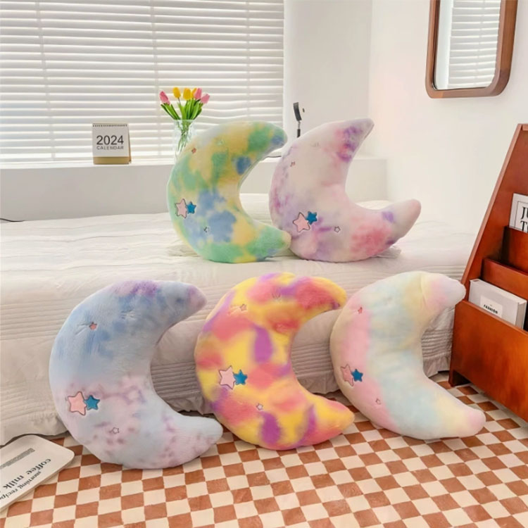 사랑스러운 달 모양의 베개