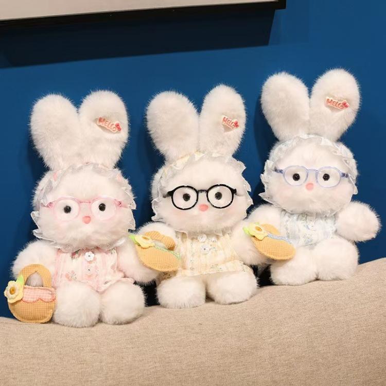 안경을 쓴 봉제 토끼