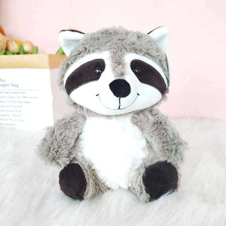 크고 푹신한 꼬리를 가진 너구리 플러시 장난감